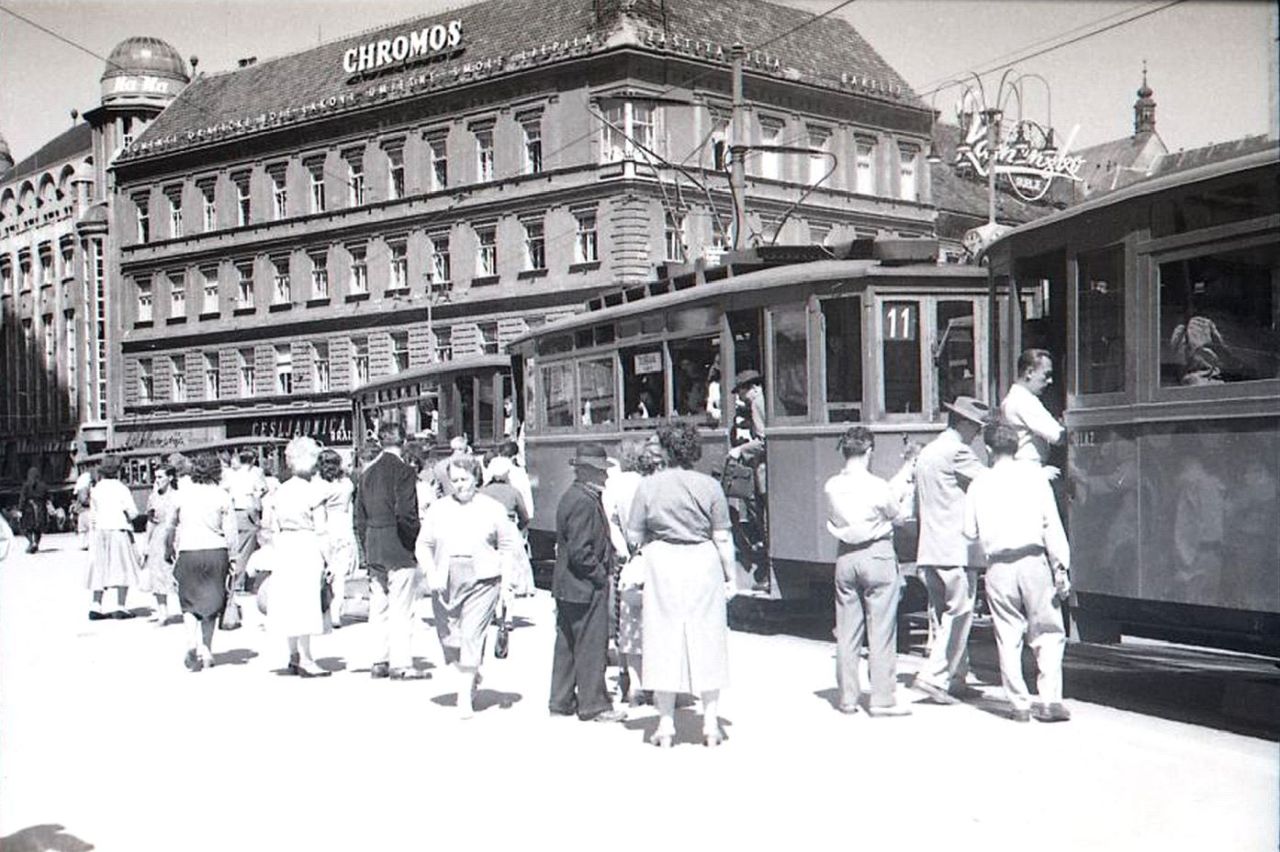 Tramvajska stanica na Trgu bana Jelačića oko 1955. godine